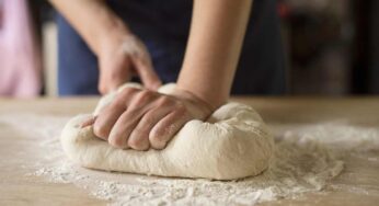 Hai dimenticato il pane? Niente paura, questo lo prepari in pochi minuti e senza nemmeno accendere il forno