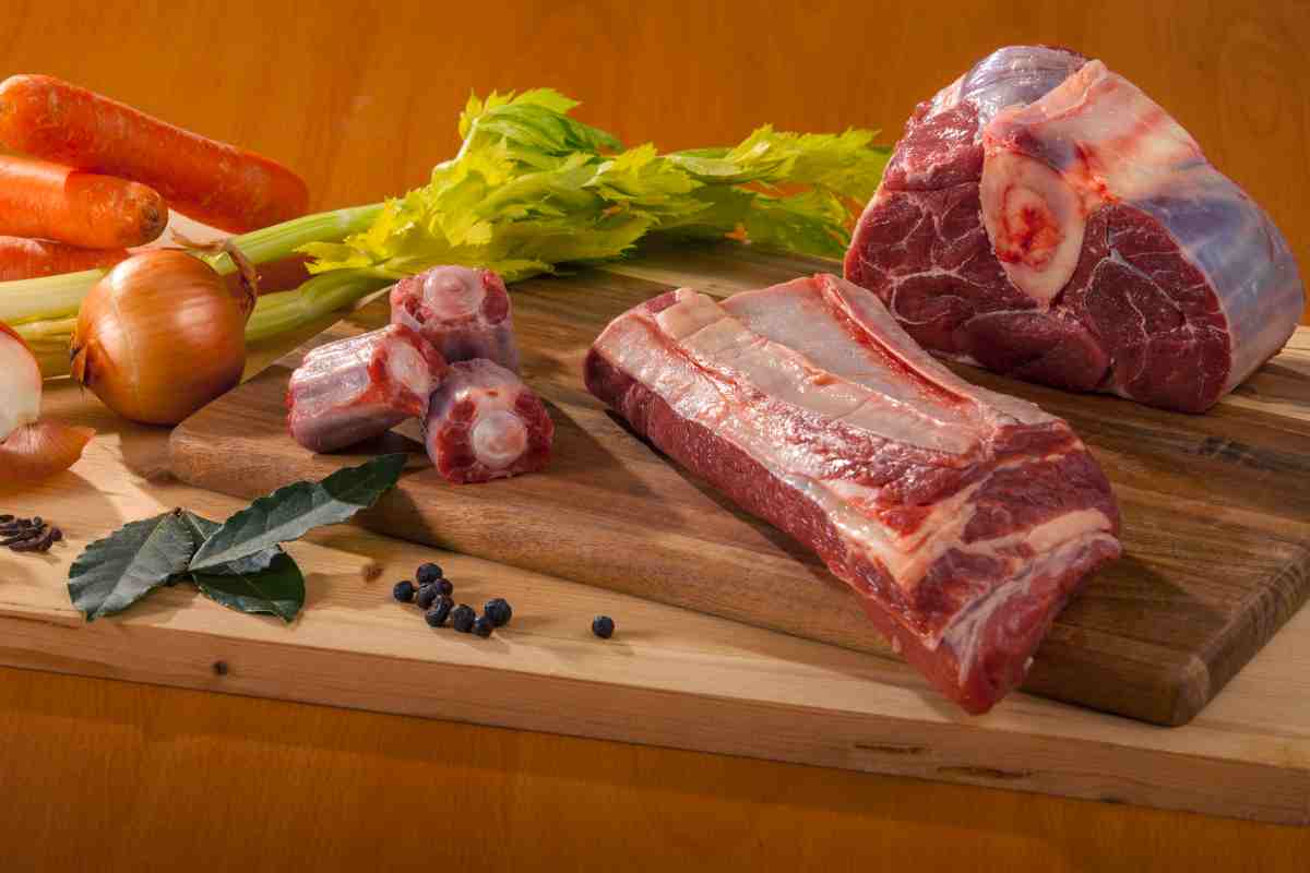 Ingredienti per brodo di carne su un tagliere