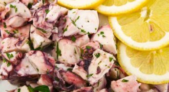 A Natale non può di certo mancare l’insalata di polpo: segui questi semplici passaggi e sarà deliziosa