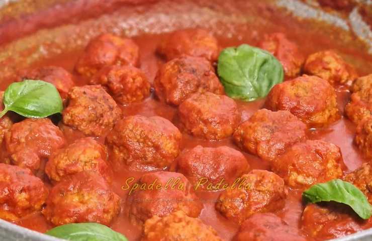 Polpette al pomodoro con basilico