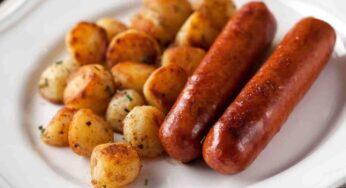 Salsicce e patate al forno, le hai mai fatte davvero croccanti? Prova questo trucco e sentirai subito la differenza