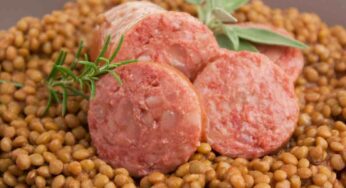 Cotechino si, ma quest’anno lo facciamo in crosta: con le lenticchie accanto è una vera prelibatezza