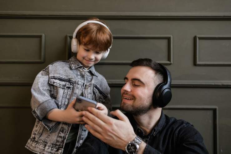 Bambino che ascolta la musica col suo papà