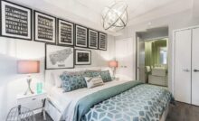camera da letto con scritte incorniciate